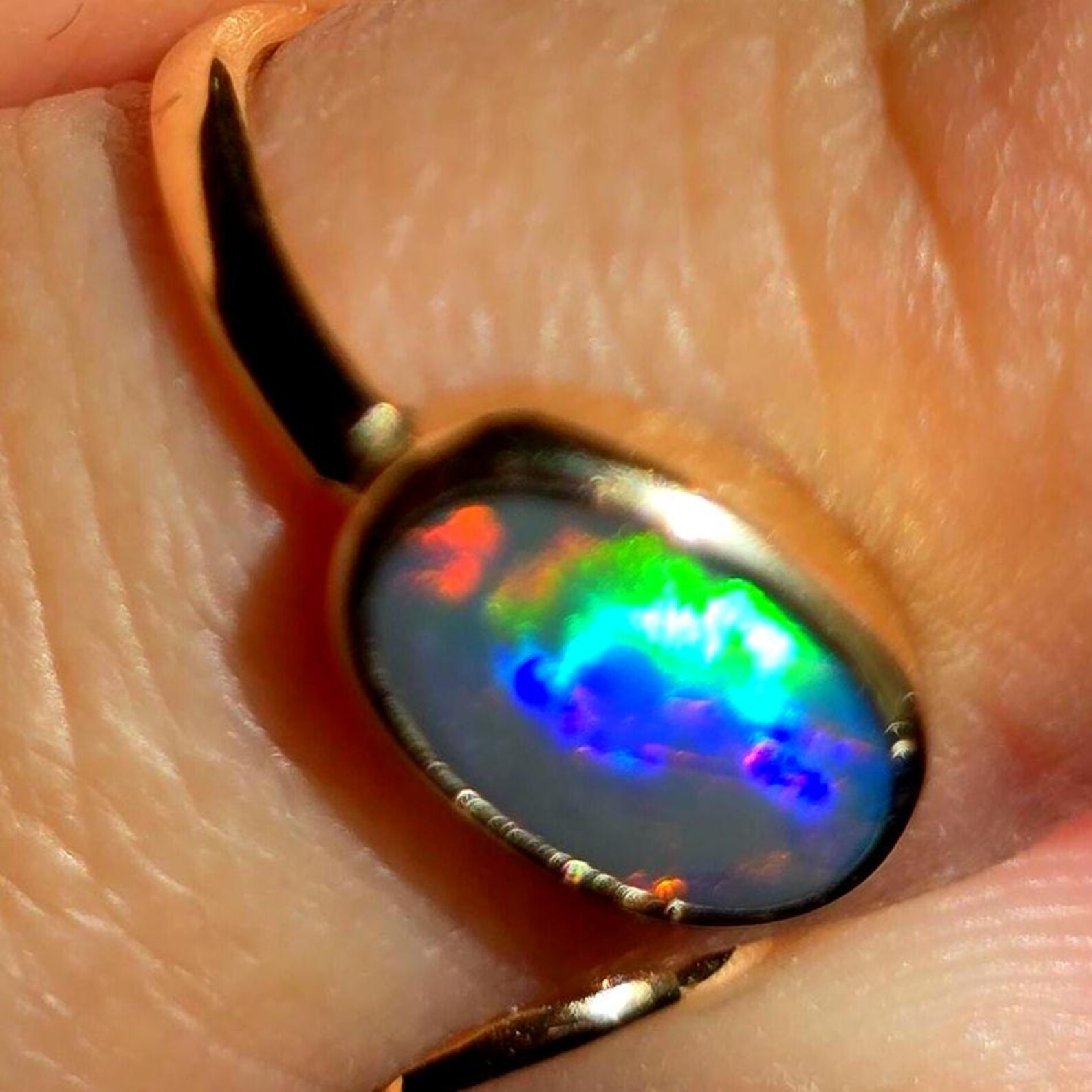 Rainbow snake - NEON Solid 9k Gold Natural Australian Black Opal Ring thumbnail 4