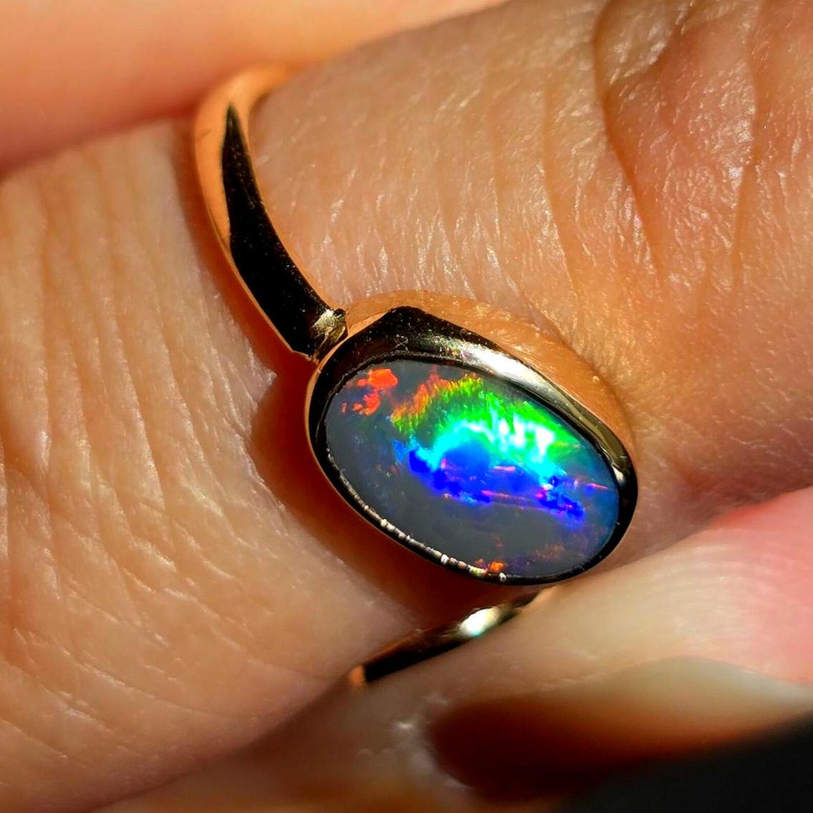 Rainbow snake - NEON Solid 9k Gold Natural Australian Black Opal Ring thumbnail 18