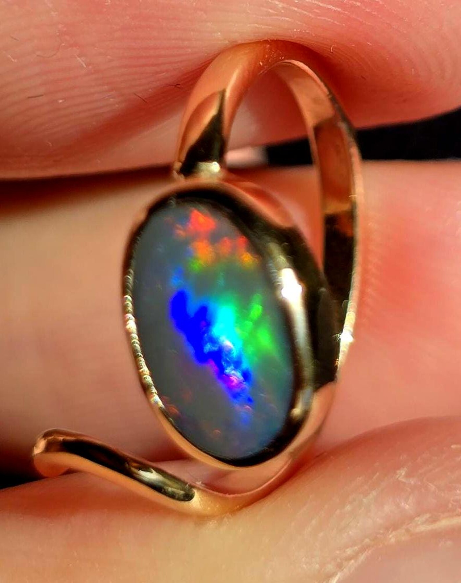 Rainbow snake - NEON Solid 9k Gold Natural Australian Black Opal Ring thumbnail 3